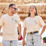 τζιν βερμούδα και εκρού μπλουζάκι