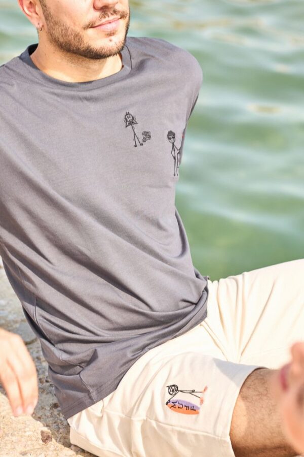 t-shirt dark grey