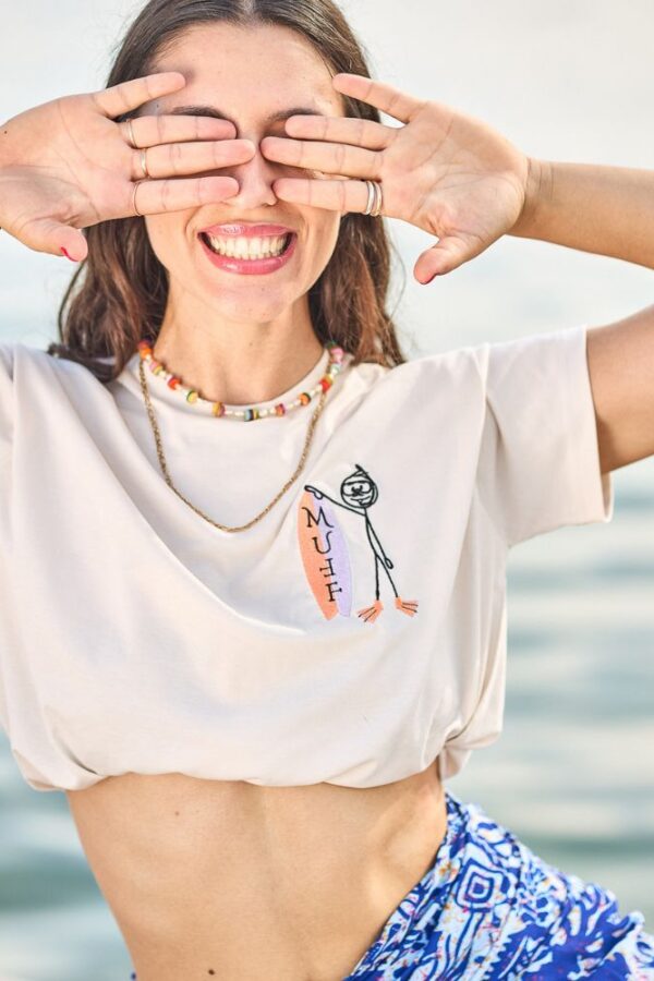 t-shirt surfer