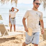 τζιν βερμούδα και εκρού μπλουζάκι