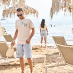 τζιν βερμούδα και εκρού μπλουζάκι