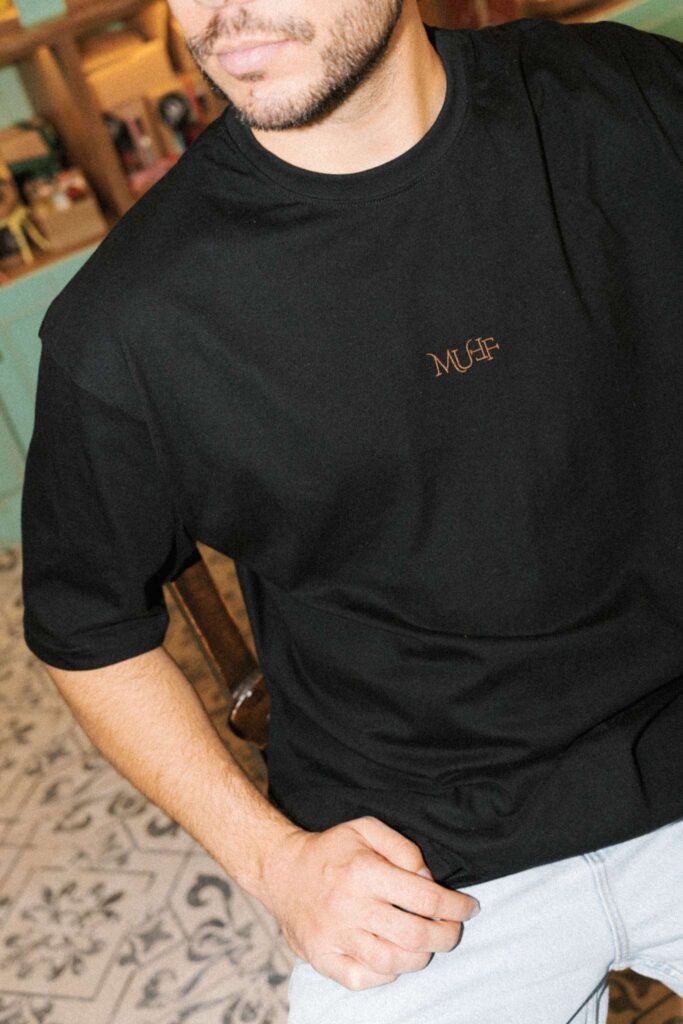 muff oversized black shirt