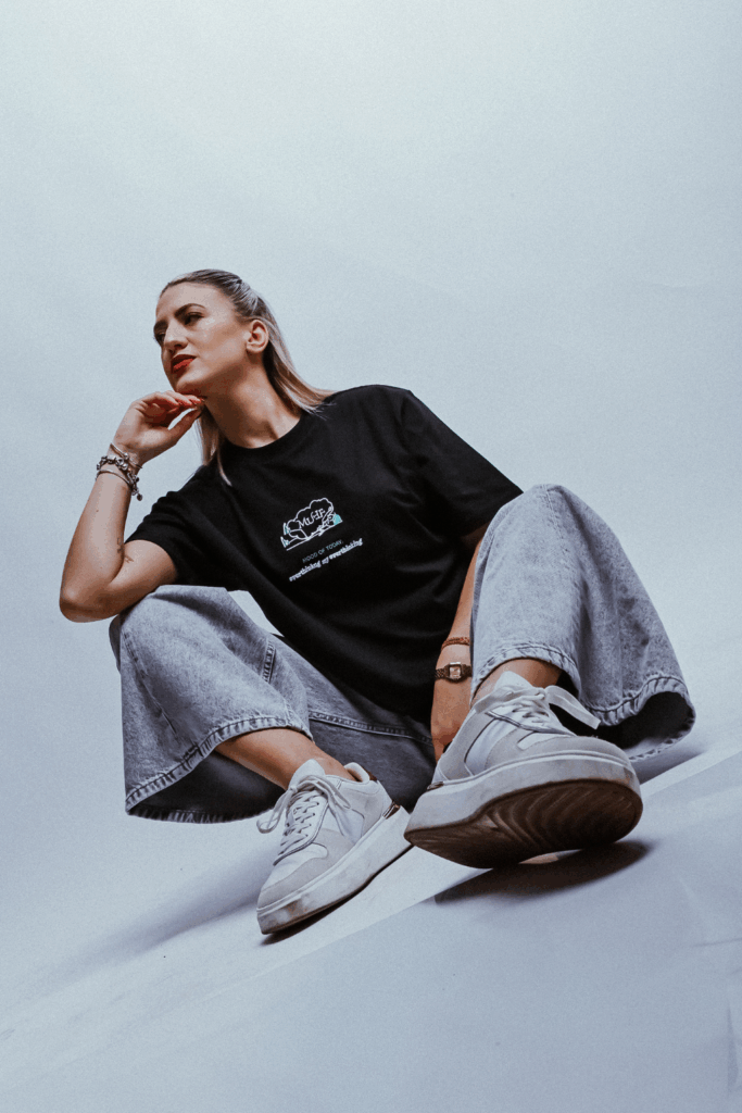 oversized t-shirt and grey Jeans